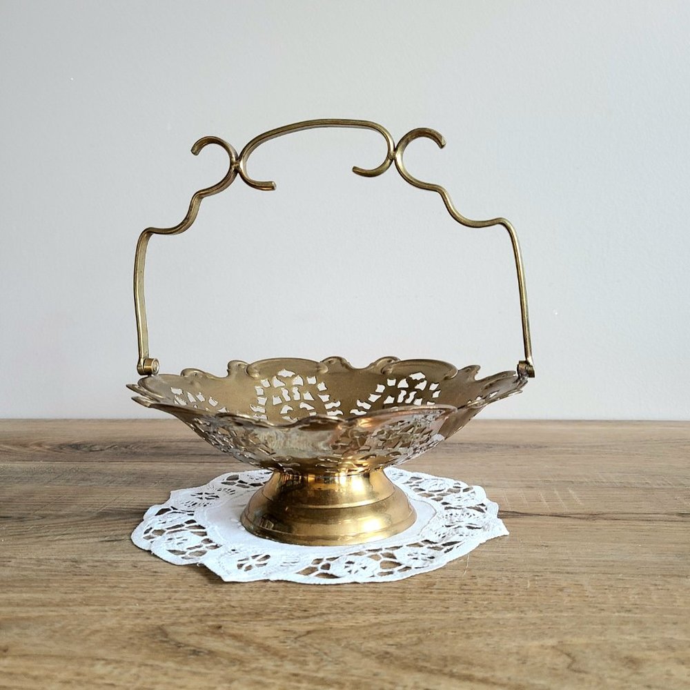 Vintage brass basket shape candy bowl/dish with folding handle.